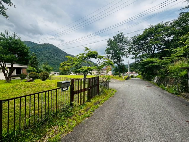 お庭でゆっくり過ごせる◎　那須塩原市塩原　平屋　中古物件の前面道路含む現地写真