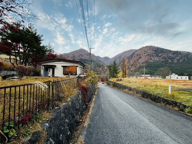 お庭でゆっくり過ごせる◎　那須塩原市塩原　平屋　中古物件の前面道路含む現地写真