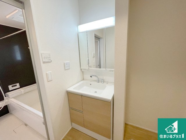 木津川市山城町平尾東黒部　第2期　新築一戸建ての独立洗面台|清潔感のある洗面台です。フラットな鏡は掃除がしやすく毎日清潔！鏡裏には収納があるのでスッキリとした洗面台が保てます。