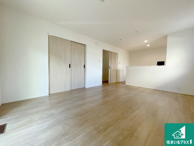 木津川市山城町平尾東黒部　第2期　新築一戸建ての居間・リビング|日当たり良好の明るいリビングで朝の目覚めもスッキリできそう！対面キッチンでご家族のコミュニケーションも自然と増える設計！小さなお子様が遊ぶスペースを作っても広々とくつろげるLDK！