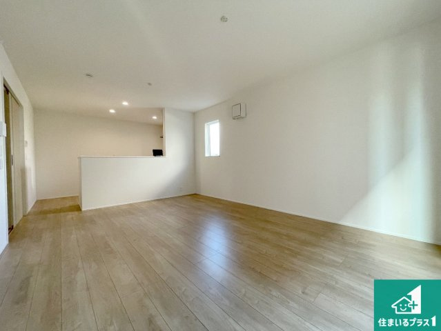 木津川市山城町平尾東黒部　第2期　新築一戸建ての居間・リビング|シンプルなリビングは、観葉植物等のインテリアを楽しめますね！パパ好みにも、ママ好みにも家具次第で雰囲気を変えることができます！