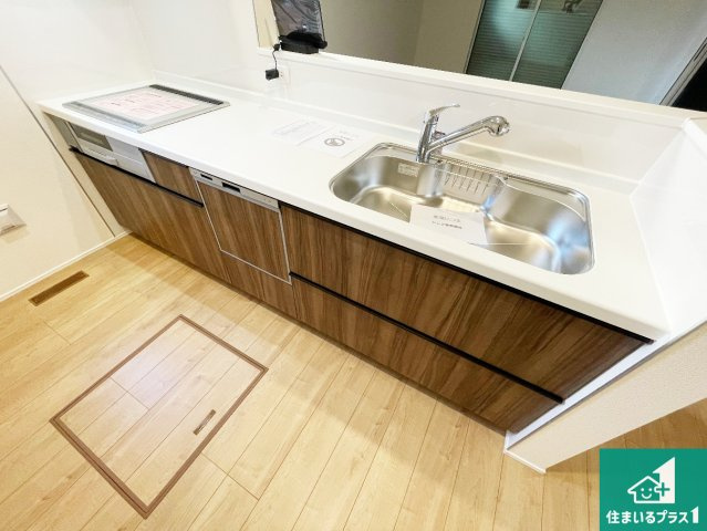 木津川市山城町平尾東黒部　第2期　新築一戸建てのキッチン|リビングと統一感があり、使い勝手のいいキッチン。広々としているので、二人並んで作業が出来ちゃいます。お子様と一緒に色々なお料理に挑戦できるスペースがあります。