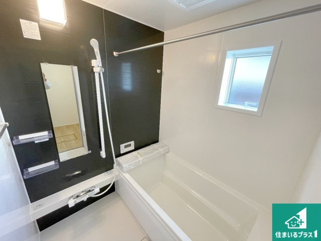 木津川市山城町平尾東黒部　第2期　新築一戸建ての浴室|足をゆったり伸ばして寛げる浴槽です。窓が設けられていますので差し込む光が明るく穏やかな雰囲気にしてくれます♪浴室乾燥機も設置しているので、雨の日の洗濯物も安心です♪