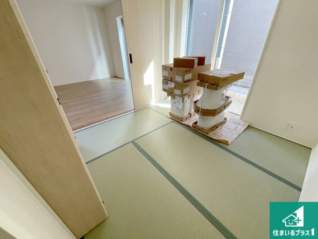 木津川市山城町平尾東黒部　第2期　新築一戸建ての和室|一室あると便利な和室は客間としてだけでなく、小さなお子様のプレイルームや食後のくつろぎスペースとしてもご利用いただけます。収納もついていますので大活躍間違いなし！