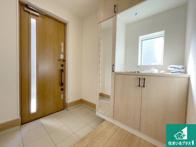 木津川市山城町平尾東黒部　第2期　新築一戸建ての玄関|シューズボックスにはたくさんの靴が収納できるので玄関周りはいつもスッキリ！ご家族が増えても安心！