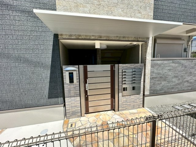 フジパレス沢良宜東Ⅴ番館のエントランス