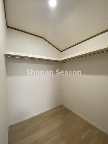 【収納】 | メイン居室には面倒な衣替えの手間を省く「WIC」をご用意しました♪