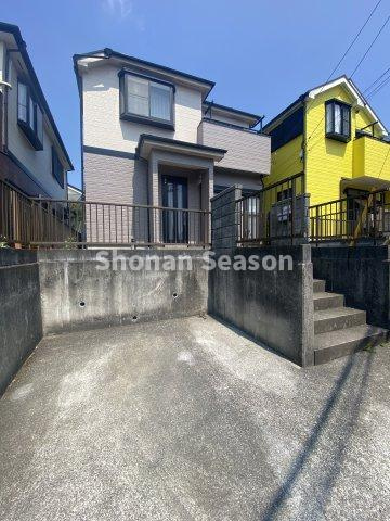 【外観】 | 内装・設備が一新された、4LDK新規リフォーム住宅（R7.7月末）
既存の住環境・愛着のある住まいの雰囲気を残しつつ、返済計画が立てやすいメリットがございます。
即お引渡しも可能ですよ♪