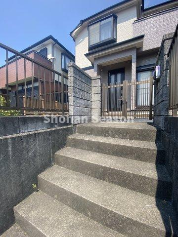 【外観】 | 通行人との視線の高さが変わる、プライバシーが守れるアプローチ階段！