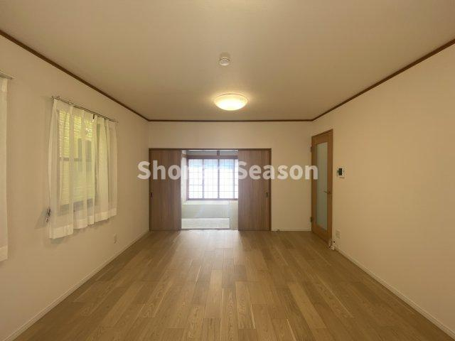 【居間・リビング】 | ３面採光で、どこを切り取っても陽光降り注ぐ広々としたリビング◎