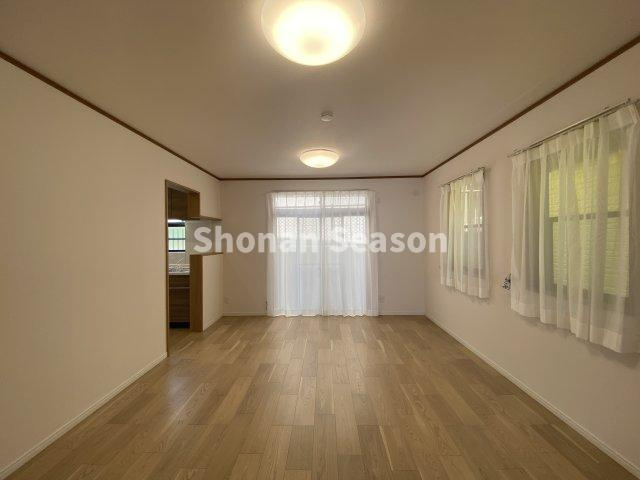 【居間・リビング】 | ソファ・テーブルを置いてもスペースにゆとりがございます♪