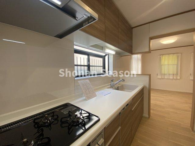 【キッチン】 | 吊戸棚付きでたっぷり収納可能！対面式で会話も楽しめます♪