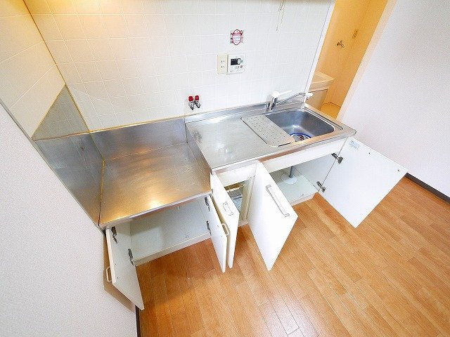 パストラル（額田部北町）のキッチン|収納スペースが豊富です