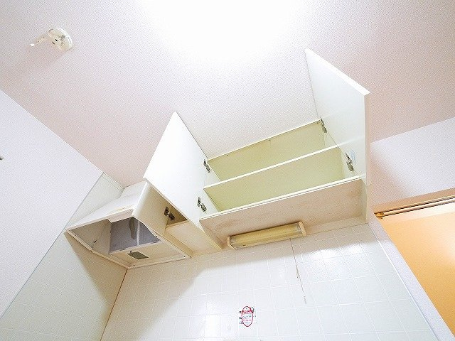 パストラル（額田部北町）の収納|大きな吊戸棚と換気扇でお料理も快適