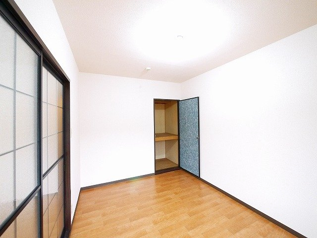 パストラル（額田部北町）の洋室|収納スペースも確保されています