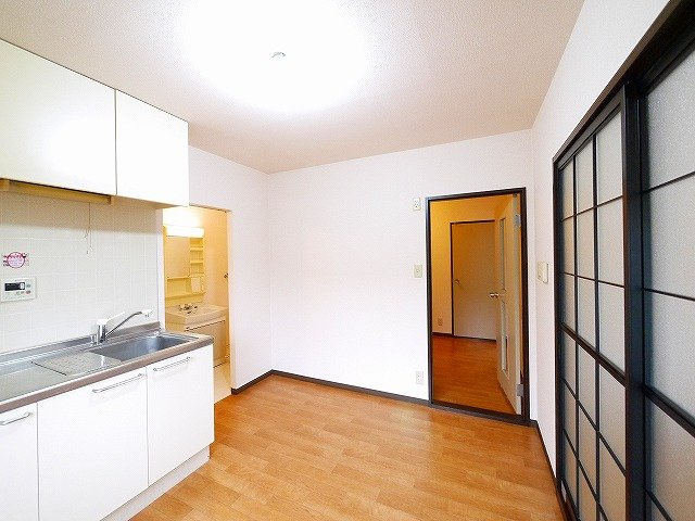 パストラル（額田部北町）の居間・リビング|明るいお部屋で団らんをいかがでしょうか