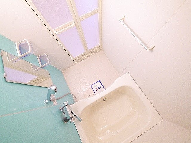 パストラル（額田部北町）の居間・リビング|普段の換気もしやすい窓付き