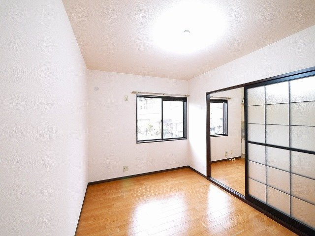 パストラル（額田部北町）の寝室|引き戸式の扉で居間への出入りもしやすいつくり