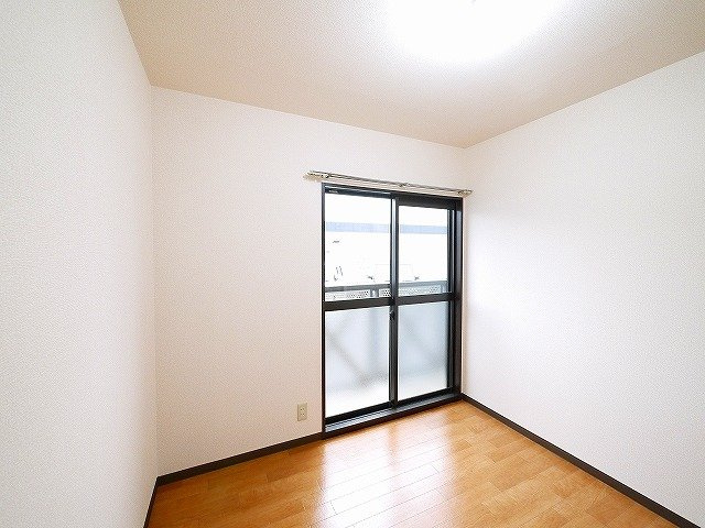 パストラル（額田部北町）の洋室|シンプルなお部屋は家具の配置もしやすいです