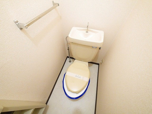 パストラル（額田部北町）のトイレ|ペーパーホルダーがあって便利です