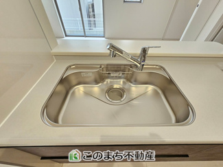 【キッチン】 | LiveleGarden.S宇都宮市宮の内第4　2号棟 | ビルトイン型浄水器を内蔵したキッチン水栓。お米を研いだり、野菜を洗ったりするときなど用途に応じてワンタッチで浄水に切り替えが可能です。カートリッジ式なので、フィルターを簡単に交換する事が出来ます。