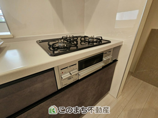 【キッチン】 | LiveleGarden.S宇都宮市宮の内第4　2号棟 | 三ツ口コンロ採用で、同時調理もスムーズ◎！お料理を並べられるカウンター付きで、配膳・片付けをサポート！リビングで過ごすご家族とコミュニケーションを楽しみながら作業可能です♪