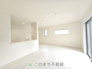 【居間・リビング】 | LiveleGarden.S宇都宮市宮の内第4　2号棟 | 開放感のある広々としたリビング☆家族みんなでゆったりくつろげます♪
南側から暖かな日差しが差し込みます♪キッチンからリビングの様子がよく見渡せます☆