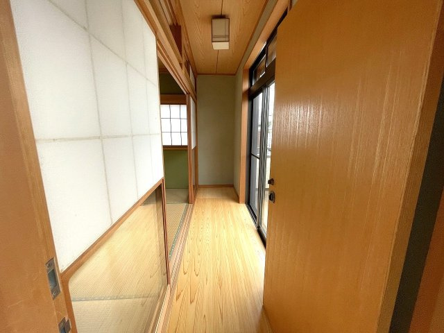 【内装】 | □■二宮町二宮 中古戸建■□ | 2階南・西側の和室からも広縁に行くことができます。