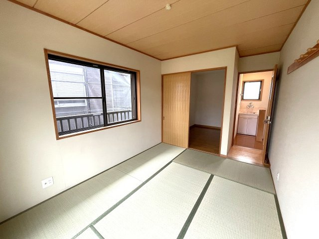 【和室】 | □■二宮町二宮 中古戸建■□ | 2階南・西側の6帖の和室。3帖のWIC付きです。