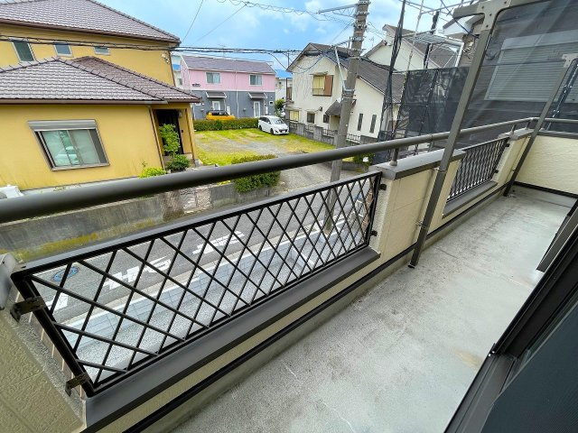 【バルコニー】 | □■二宮町二宮 中古戸建■□ | 南向きのワイドバルコニー。お洗濯物がよく乾きます。