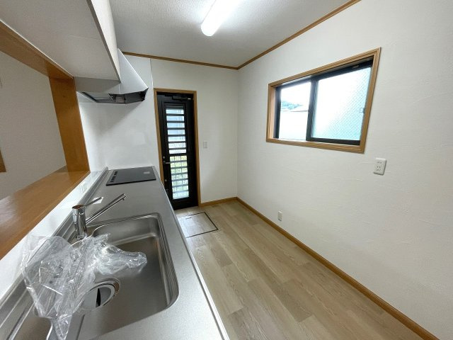 【キッチン】 | □■二宮町二宮 中古戸建■□ | 勝手口があるのでゴミ出しなどに便利です！