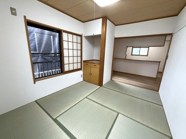 【和室】 | □■二宮町二宮 中古戸建■□ | 仏間には収納棚が設置されています。