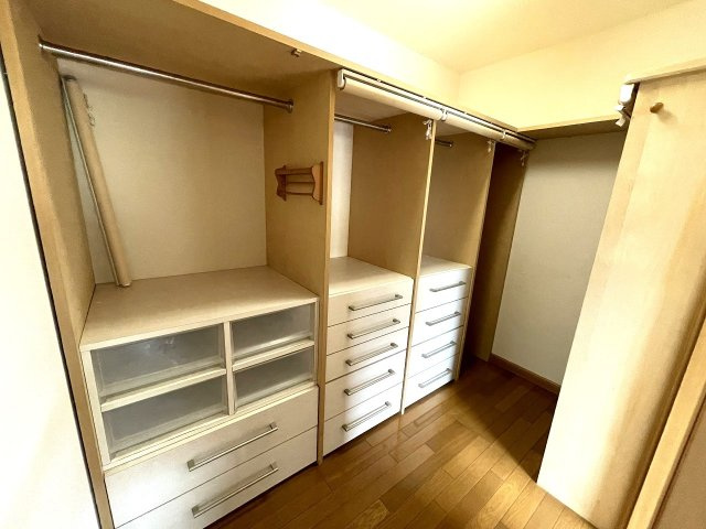 【内装】 | □■二宮町二宮 中古戸建■□ | 約3帖の納戸には収納棚がありたくさん収納できます。