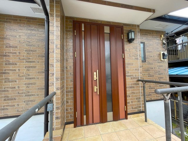 【玄関】 | □■二宮町二宮 中古戸建■□ | 玄関まで手すりが設置されているので小さなお子様やご年配の方に配慮した設計です。