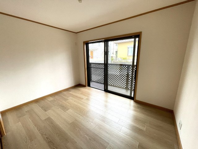 【洋室】 | □■二宮町二宮 中古戸建■□ | 1階納戸付きの6帖の洋室。