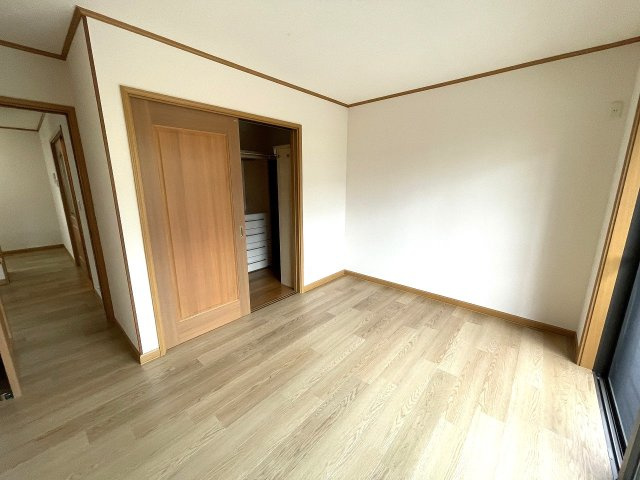 【洋室】 | □■二宮町二宮 中古戸建■□ | 1階納戸付きの6帖の洋室。