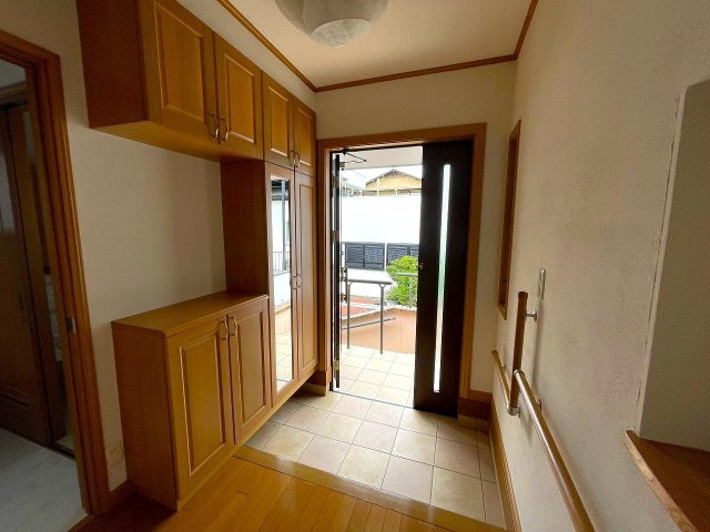 【玄関】 | □■二宮町二宮 中古戸建■□ | 玄関内側にも手すりが設置されています。