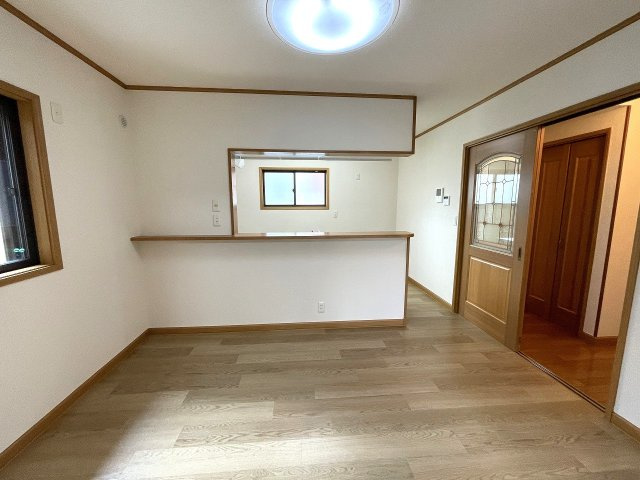 【居間・リビング】 | □■二宮町二宮 中古戸建■□ | 約10帖のダイニングキッチン。温かみのあるフローリングのお色味です。