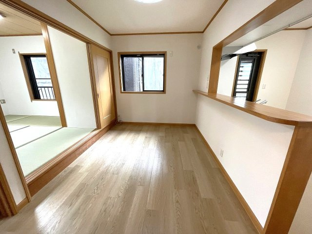 【居間・リビング】 | □■二宮町二宮 中古戸建■□ | 10.4帖のダイニングキッチン