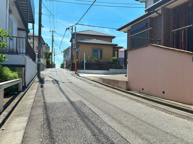 【前面道路含む現地写真】 | □■二宮町二宮 中古戸建■□ | 東側道路