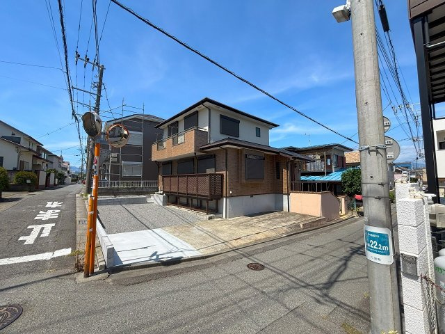 【前面道路含む現地写真】 | □■二宮町二宮 中古戸建■□ | 開放感のある南東角地に立地した邸宅です。