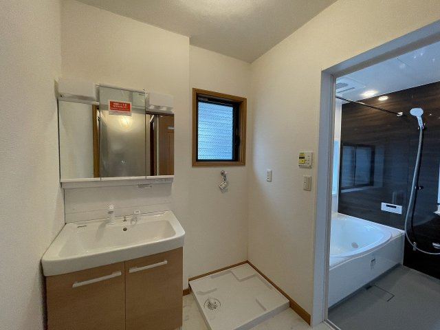 【独立洗面台】 | □■二宮町二宮 中古戸建■□ | 三面鏡裏は収納なので洗面周りをスッキリ保てます。