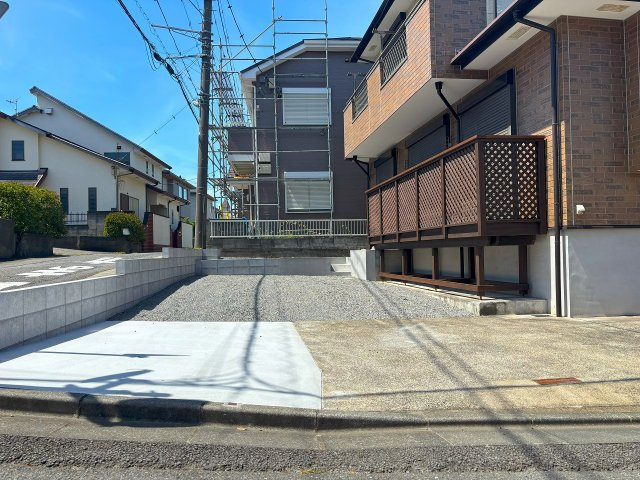 【駐車場】 | □■二宮町二宮 中古戸建■□ | 駐車スペース広々でお車の出し入れがラクラクです！