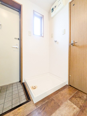 【設備】 | ワンステップビル | 玄関横にある室内洗濯機置き場です♪防水パンが付いているので万が一の漏水にも安心です！