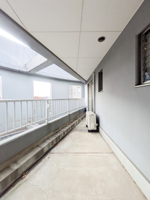 【バルコニー】 | ワンステップビル | バルコニーは南東向きなので、晴れた日のお洗濯物は朝からよく乾きそう☆気分転換をするにもおすすめです☆