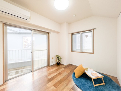 【洋室】 | ワンステップビル | 南東向き洋室5.5帖☆バルコニーに繋がる角部屋三面採光のお部屋です！エアコン付きで1年中快適に過ごせますね☆