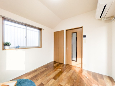 【寝室】 | ワンステップビル | 南東向き洋室5.5帖☆収納スペースがあります♪洋室のお部屋は毎日のお手入れもラクラクできちゃいます！