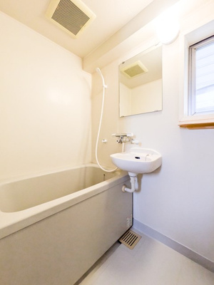 【浴室】 | ワンステップビル | バスルームは洗面台付きの2点ユニットです♪いつでもぽかぽかお風呂に入れる追焚機能付き☆換気のできる小窓付きです♪お風呂に浸かって一日の疲れもリフレッシュ☆