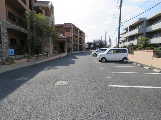 ルネスドゥエクスアンプロヴァンス（Eタイプ）の駐車場