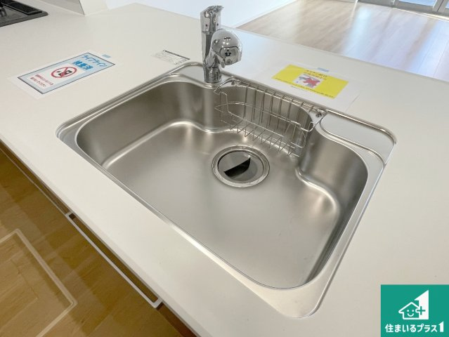 宇治市羽拍子町　第1期　新築一戸建ての独立洗面台|清潔感のある洗面台です。フラットな鏡は掃除がしやすく毎日清潔！ホースは引き出して使えるので洗顔やお掃除の際に便利です！